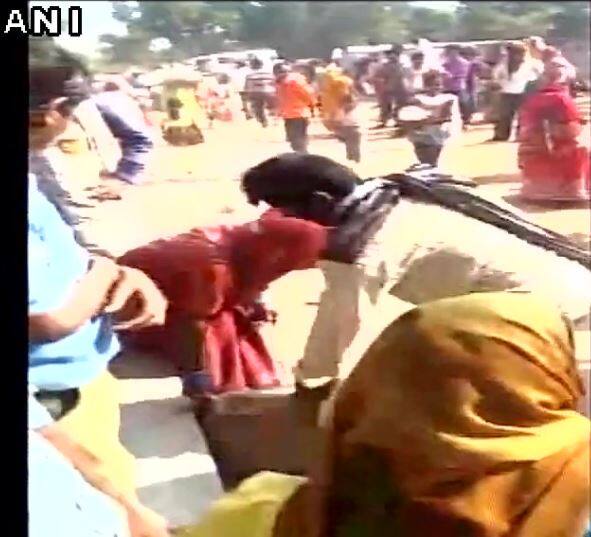 न्यूज एजन्सी एएनआयनं आपल्या एका ट्वीटमध्ये म्हटलं आहे की, रेशन दुकानदारानं रेशन देणं बंद केल्यानंतर लोकांनी थेट दुकानात घुसून येथील वस्तूची लूट केली.