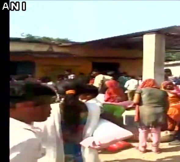 सध्या अनेक ठिकाणी अफवाचं पेव फुटलं आहे. दरम्यान, सरकारनंही अफवांवर विश्वास ठेऊ नका असं जनतेला आवाहन केलं आहे. तसेच जीवनावश्यक वस्तूंचा पुरेसा साठा असल्याचंही स्पष्ट केलं आहे. 