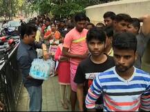 बँकांबाहेर लोकांच्या रांगा, शिवसेनेकडून चहा-बिस्किटांचं वाटप