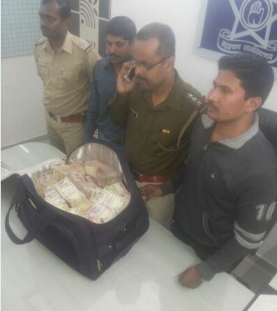 Cash Seized In Nagpur Worth Rs 1 87 Crore नागपुरात 1.87 कोटींची रोकड जप्त, हजार-पाचशेच्या जुन्या नोटा