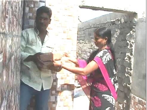 This Diwali Beeds Buchate Couple Celebrate To Built Toilet बीडच्या दाम्पत्याची स्वच्छतेची दिवाळी, खर्च टाळून शौचालय बांधले