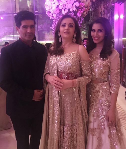 अंबानींच्या अँटिलियामध्ये तारे-तारकांची पार्टी 