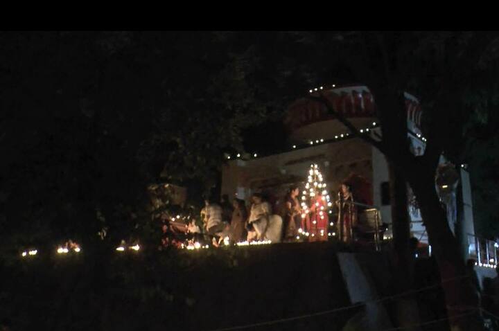 कल्याणमधील ऐतिहासिक दुर्गाडी किल्ल्यावर त्रिपुरारी पौर्णिमेनिमित्त हजारो दिव्यांची आरास करण्यात आली होती.