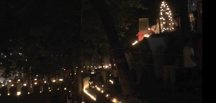 कल्याणमधील ऐतिहासिक दुर्गाडी किल्ल्यावर त्रिपुरारी पौर्णिमेनिमित्त हजारो दिव्यांची आरास करण्यात आली होती.