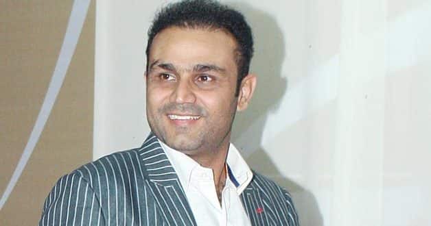 पण बँकेबाहेर रांगेत उभे असलेल्यांना टीम इंडियाचा धडाकेबाज फलंदाज विरेंद्र सेहवागने ट्विटरच्या माध्यमातून प्रश्न विचारला आहे.