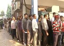 नोटांसाठी लांबच लांब रांगेत उभे राहणाऱ्यांना सेहवागचं ट्वीट