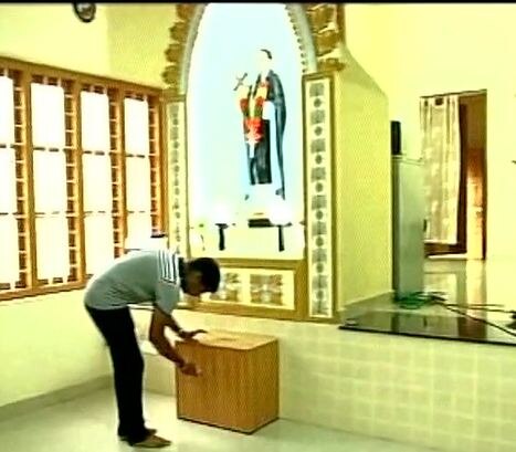 Kochi St Martin Church Opens Cash Box For Public तिजोरी सामान्यांसाठी खुली, कोचीतील चर्चचा दिलदारपणा