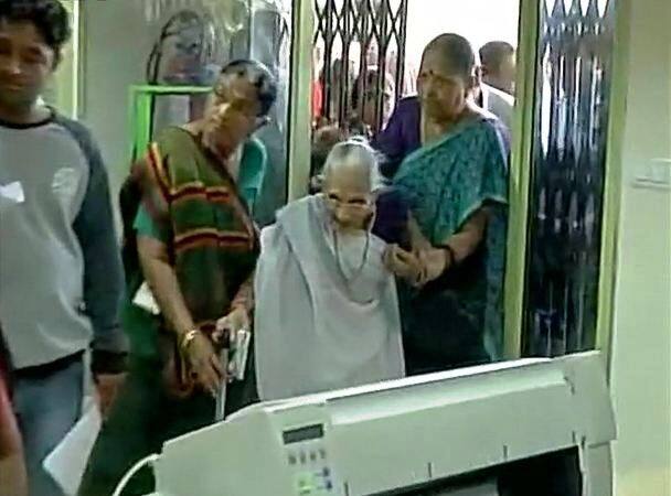 जवळपास 90 वर्षीय हिराबेन मोदी बँकेच्या रांगेत उभ्या राहिल्याने अनेकांच्या भुवया उंचावल्या.