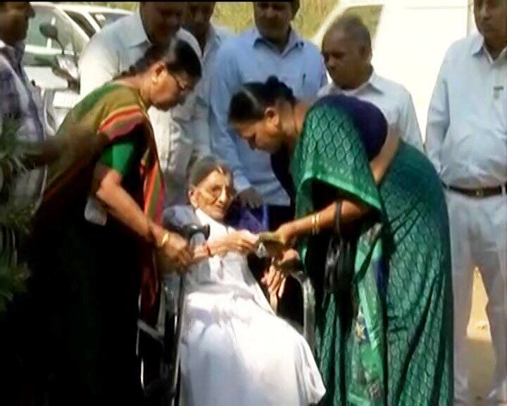 नोटा बदलून घेण्यासाठी चक्क पंतप्रधान नरेंद्र मोदी यांच्या मातोश्री हिराबेन मोदी रांगेत उभ्या राहिल्या.
