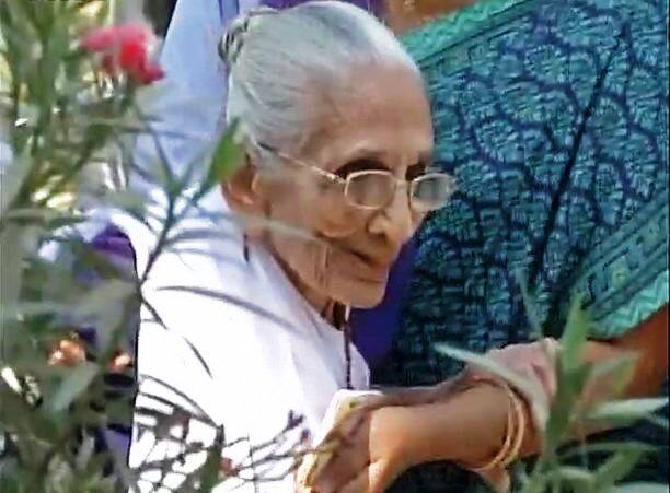 हिराबेन मोदी यांनी गांधीनगरमधील ओरिएंटल बँकेतून नोटा बदलून घेतल्या.