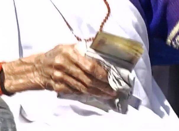 देशभरातील नागरिकांना नोटा बदलून घेण्यासाठी मोठ्या संकटाला सामोरं जावं लागतं आहे. विरोधकांकडून तसा आरोप केला जात आहे.