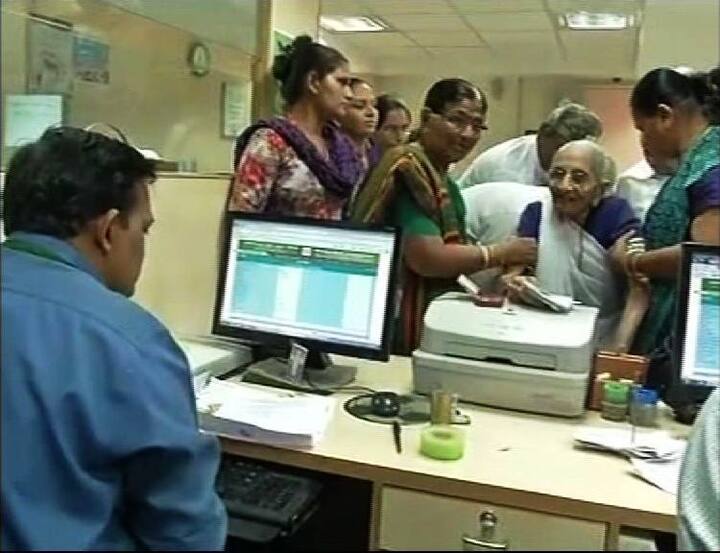 देशभरात बँकांबाहेर नोटा बदलून घेण्यासाठी रांगा लागल्या असताना, तिकडे गांधीनगरमध्ये वेगळंच चित्र पाहायला मिळालं.