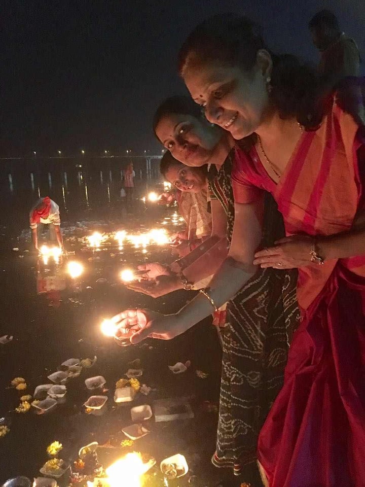 त्रिपुरारी पौर्णिमेनिमित्त नांदेडमधील महिलांनी दीपपूजन करुन दिवे पाण्यात सोडले