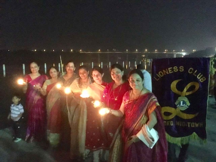 त्रिपुरारी पौर्णिमेनिमित्त नांदेडमधील महिलांनी दीपपूजन करुन दिवे पाण्यात सोडले