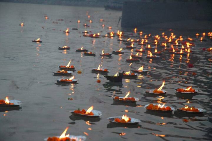 त्रिपुरारी पौर्णिमेनिमित्त नांदेडमधील महिलांनी दीपपूजन करुन दिवे पाण्यात सोडले