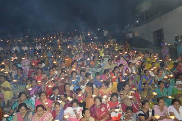 त्रिपुरारी पौर्णिमेनिमित्त नांदेडमधील महिलांनी दीपपूजन करुन दिवे पाण्यात सोडले