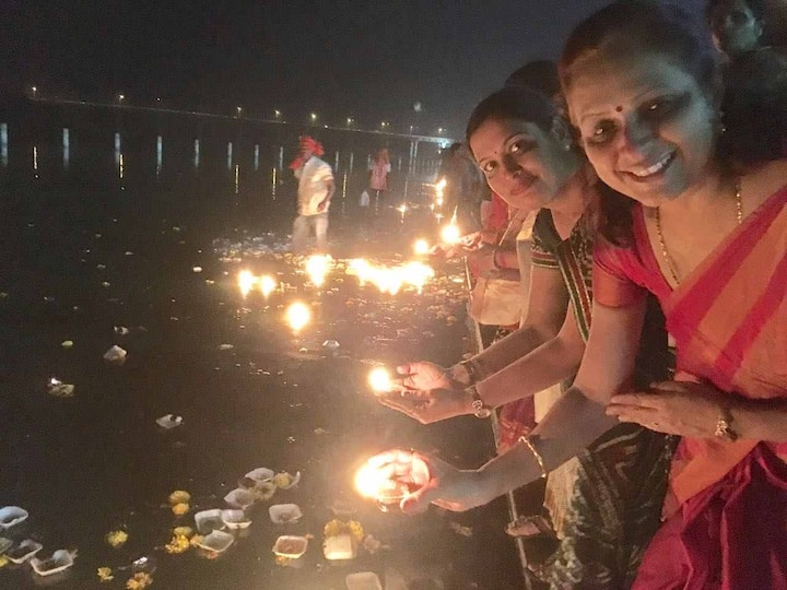 त्रिपुरारी पौर्णिमेनिमित्त नांदेडमधील महिलांनी दीपपूजन करुन दिवे पाण्यात सोडले