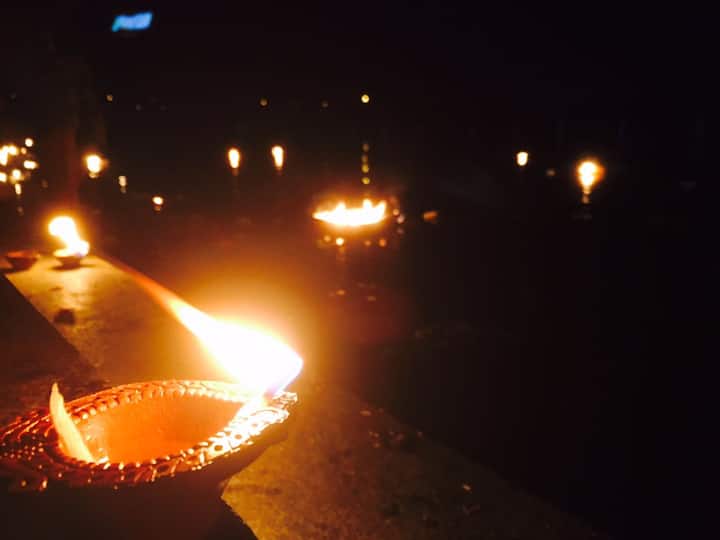 त्रिपुरारी पौर्णिमेनिमित्त नांदेडमधील महिलांनी दीपपूजन करुन दिवे पाण्यात सोडले