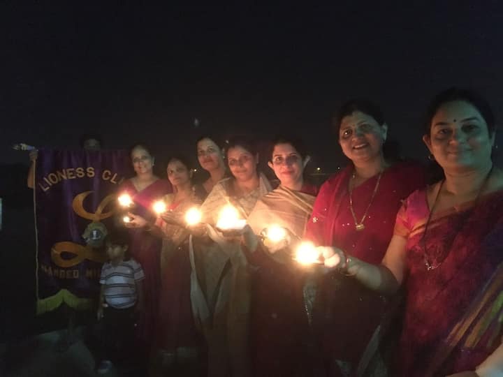 त्रिपुरारी पौर्णिमेनिमित्त नांदेडमधील महिलांनी दीपपूजन करुन दिवे पाण्यात सोडले