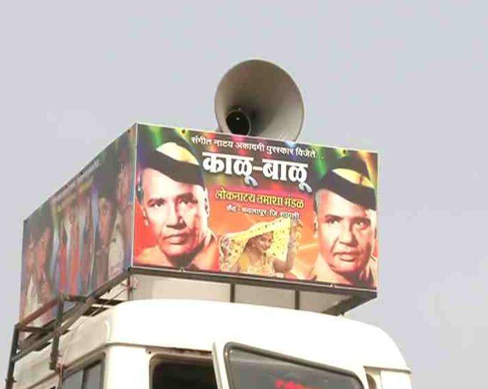 नोटाबंदीची तमाशाला झळ, प्रेक्षकांनी मुद्दाम जुन्या नोटा उधळल्या Demonetisation Affect On Tamasha नोटाबंदीची तमाशाला झळ, प्रेक्षकांनी मुद्दाम जुन्या नोटा उधळल्या