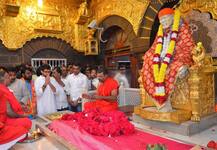 युवासेना प्रमुख आदित्य ठाकरे साईबाबांच्या चरणी!