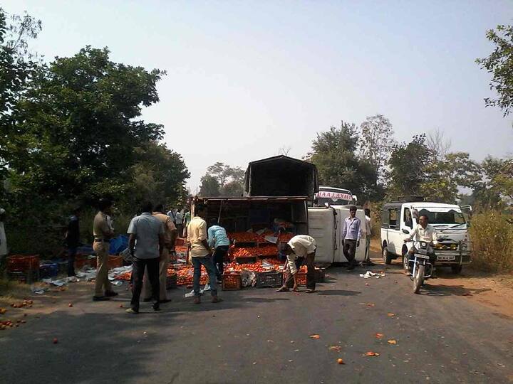 अपघातानंतर तिथे गोळा झालेल्या लोकांनी ट्रकमधून रस्त्यावर पडलेले टोमॅटो जमवून घरी नेण्यासाठी एकच गर्दी केली.