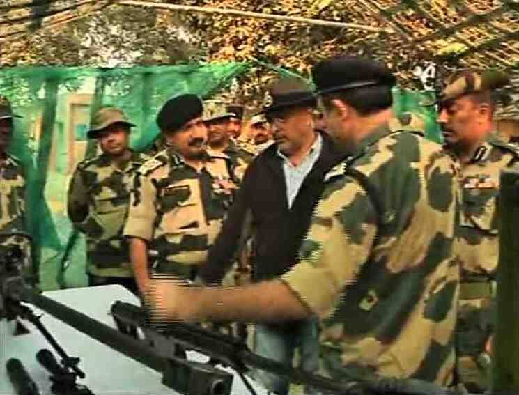 Senior Actor Nana Patekar Visits Border Areas In Kathua भारतीय जवानांचं मनोधैर्य वाढवण्यासाठी नाना थेट सीमेवर!