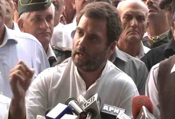 रांगेत तब्बल 18-20 जणांचा मृत्यू पण पंतप्रधान मात्र हसतात: राहुल गांधी People Died Waiting In Queues And The Pm Was Laughing Rahul Gandhi रांगेत तब्बल 18-20 जणांचा मृत्यू पण पंतप्रधान मात्र हसतात: राहुल गांधी