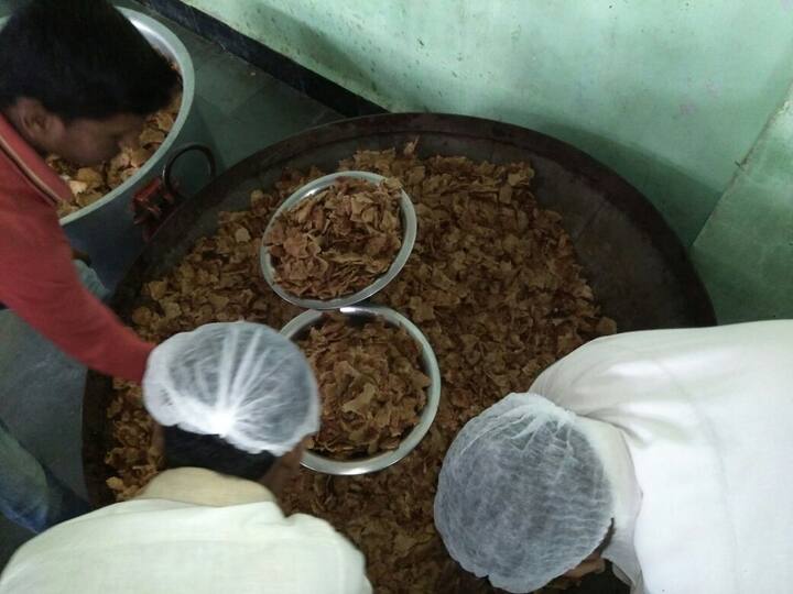 अन्नकुटचे हे काम दोन टप्प्यात होते. पहिल्या टप्प्यात प्रथम पुरीचे काप, भाजी, पकोडी रामचक्रा याचे मिश्रण तयार करून बाजूला ठेवले जाते. उर्वरीत सामान त्यात बुंदी सुकेमेवे पापड एकत्र केले जाते. तर शेवटच्या टप्प्यात दोन्ही मिश्रण पुन्हा ठराविक प्रमाणात एकत्र केले जाते यातून अन्नकुट बनवले जाते. 