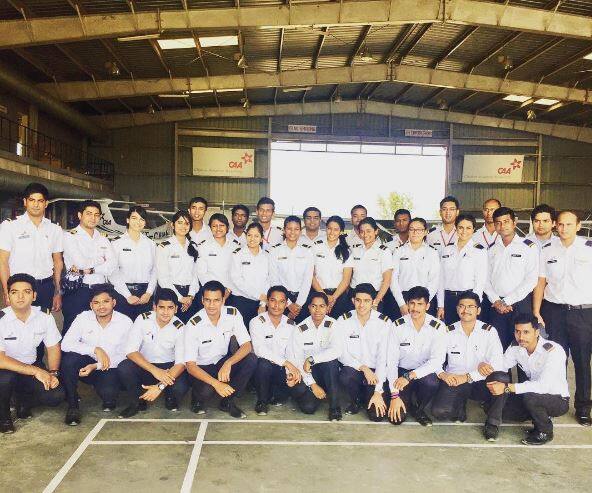  इतर पायलट्ससोबत गुल पनागचा ग्रुप फोटो 