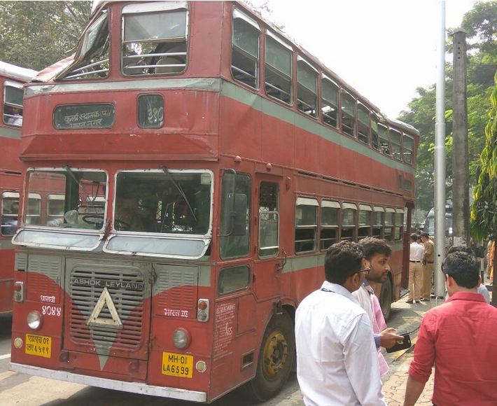 मुंबईतल्या वांद्रे कुर्ले संकुल म्हणजेच बीकेसीमध्ये हा अपघात झाला.