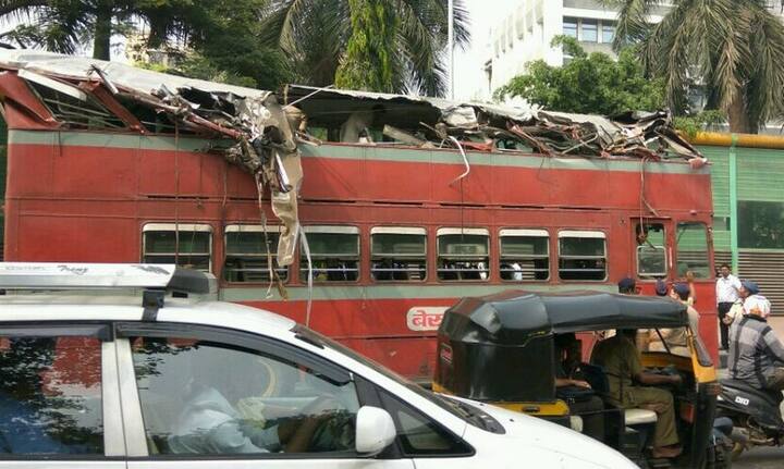 मुंबईत बेस्टची डबल डेकर बस झाडावर आदळून अपघात झाला आहे.