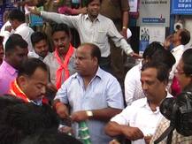 नोटाबंदीविरोधात अनोखं आंदोलन, बँकेसमोरील रांगेत झंडू बामचं वाटप