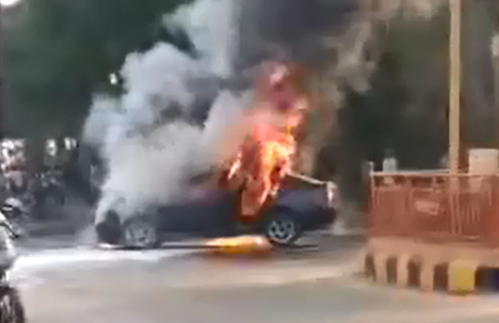 Skoda Car Burnt When Mechanic Taking Trial In Nagpur नागपुरात बर्निंग कारचा थरार,  ट्रायल रनवेळी स्कोडा कार जळून खाक