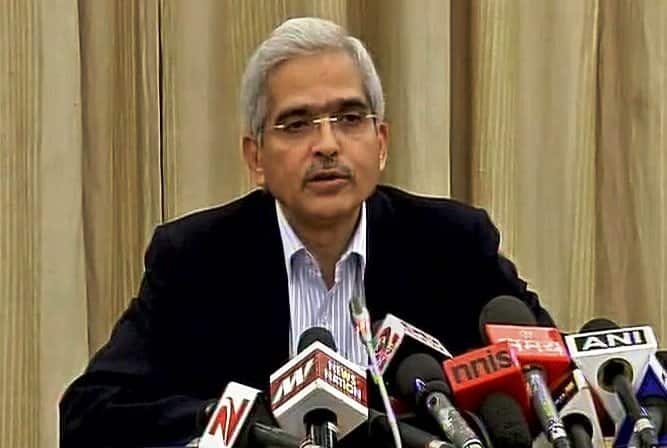 All Restrictions Will Be Levied Off Soon By Rbi Says Shaktikant Das बँकेतून पैसे काढण्याची मर्यादा लवकरच शिथील होणार : शक्तीकांत दास