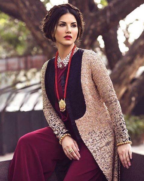 विशेष म्हणजे, सनीच्या डॉक्यूमेंट्रीमधून अनेक धक्कादायक खुलासे करण्यात आले आहेत. यामध्ये तिच्या प्रेमात अल कायदाचा म्होरक्या ओसामा बिन लादेनही असल्याचे सांगण्यात आले आहे. आसोमा बिन लादेनच्या अबेटाबादमधील घरातून सनीच्या काही व्हिडीओ सीडीही जप्त करण्यात आल्या होत्या.