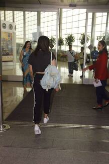 एअरपोर्टवर स्टायलिश अंदाजात परिणिती चोप्रा 