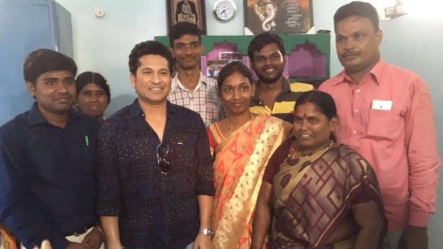 Cricket Legend Sachin Tendulkar Done His Promise A Cup Of Tea तुमच्या घरी चहाला येईन, दिलेला शब्द सचिनने पाळला!