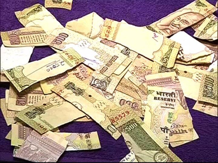 Black Money Thrown On Road In Aurangabad And Osmanabad काळा पैसेवाल्यांची धावाधाव, नोटा फाडून रस्त्यावर फेकल्या!