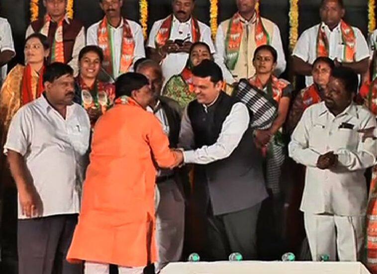 मनसेला नाशिकमध्ये मोठा धक्का, ग्रामीण जिल्हाध्यक्ष भाजपात Sudam Kombade Entered In Bjp मनसेला नाशिकमध्ये मोठा धक्का, ग्रामीण जिल्हाध्यक्ष भाजपात