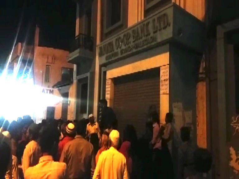 Peoples Imprisoned Bank Staff In Bank मालेगावात नागरिक संतप्त, बँक कर्मचाऱ्यांना बँकेतच कोंडलं!