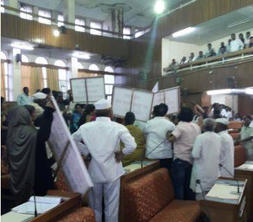 Mess In Solapur Municipality Over Demonetization नोटाबंदीवरुन सोलापूर महापालिकेत राडा, मोदींच्या विरोधात घोषणाबाजी