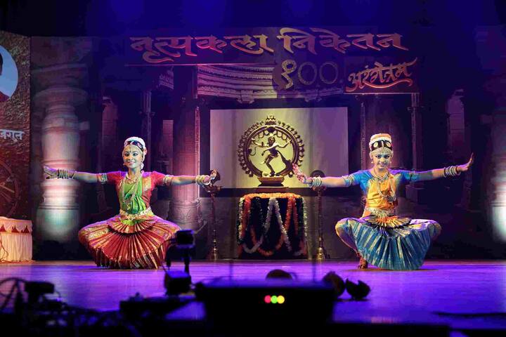 नृत्य शिक्षिका अर्चना पालेकर आणि मयुरी खरात यांनी हा कार्यक्रम आयोजित केला.