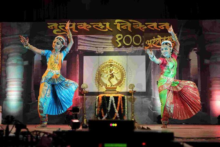 यावेळी नृत्यकलेला दिलेल्या योगदानाबद्दल अर्चना पालेकर यांचा गिरगावकरांच्या वतीने सुदीप नाईक यांनी खास सन्मान केला.