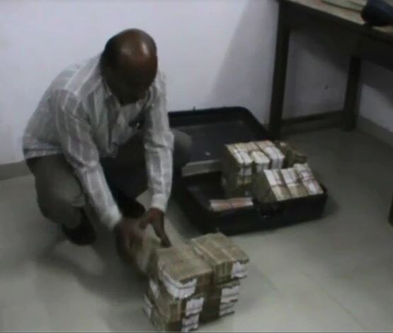 Cash Seized In Kolhapur Worth Rupees One Crore कोल्हापुरात एक कोटींची रोकड जप्त, हजार-पाचशेच्या नोटांचा समावेश