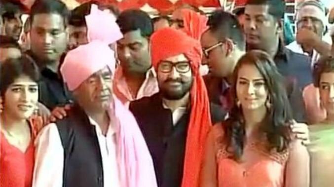 Aamir Khan At Geeta Phogats Marriage गीता फोगटच्या लग्नाला आमीरची हजेरी