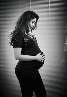 करीना कपूरचं बेबी बम्पसोबत ब्लॅक अँड व्हाईट फोटोशूट