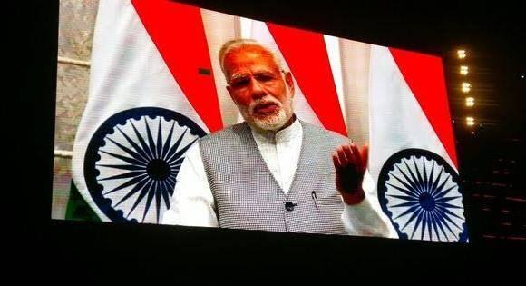 कोल्डप्लेच्या क्रिस मार्टीन भावा, इग्नोर कर!