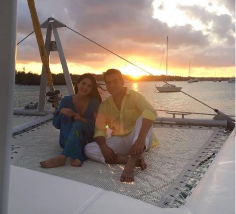 Sunny Leone Arbaz Khan In Mauritius For Shooting सनी लिऑनसोबत अरबाज खान समुद्रकिनारी काय करतोय?