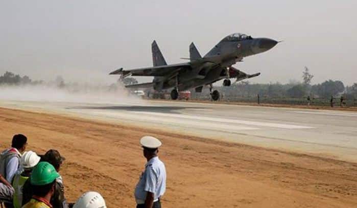 Iaf Jets Touch Down On Agra Lucknow Expressway लढाऊ विमानं आग्रा-लखनौ एक्स्प्रेस वेवर उतरली!